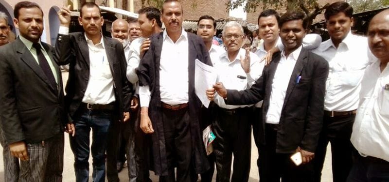chaimbar nirmaan ke lie adhivaktaon ne kee hadataal