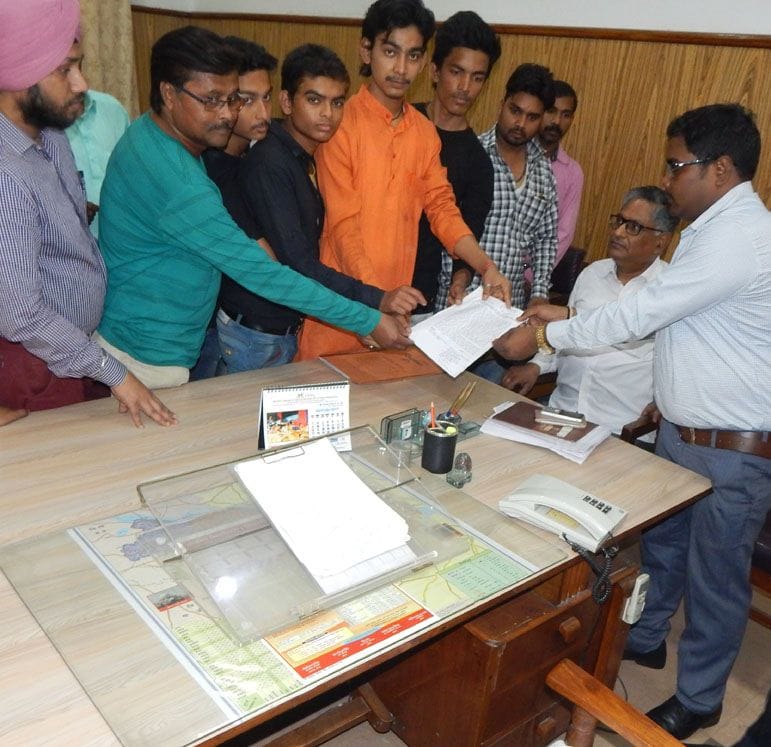 bjp deligates meet dm in ballia