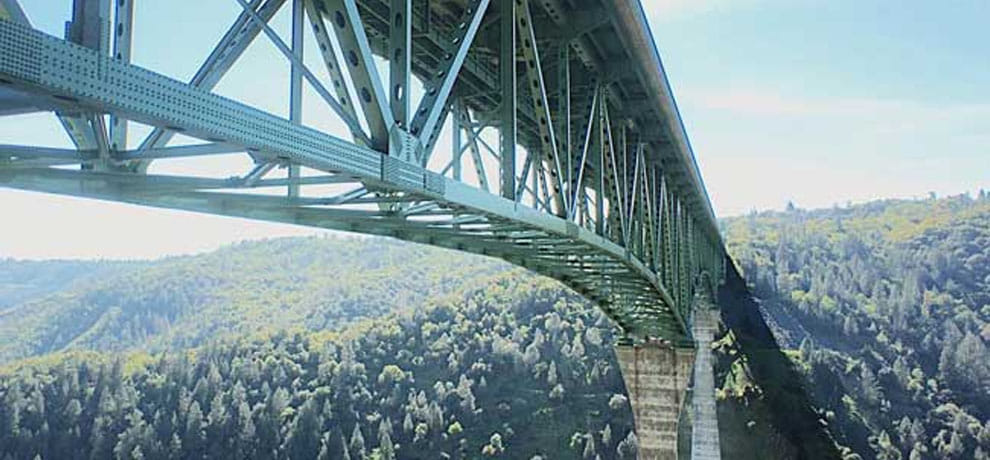 woman get falls from bridge while she was taking selfie in America