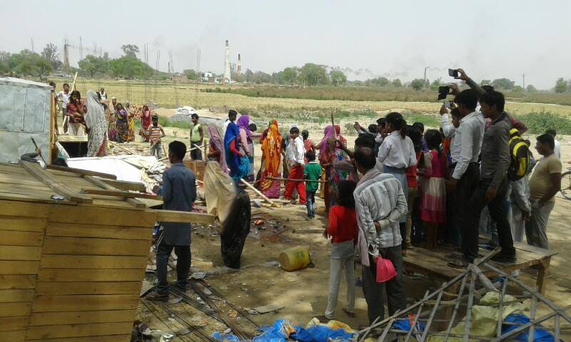 demolition of women at liquor shop