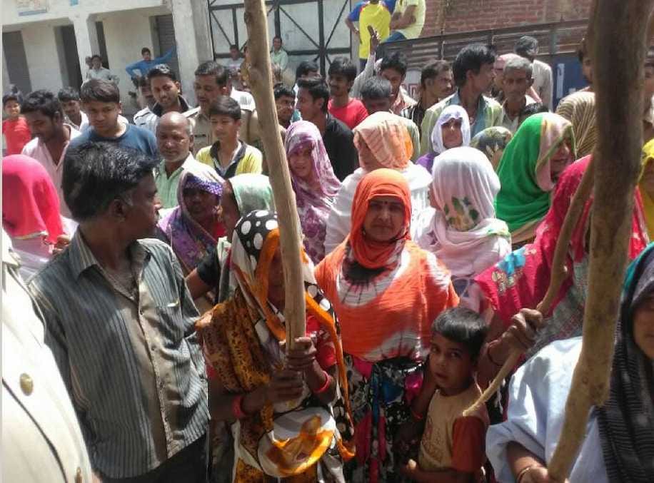 Liquor shop burned after looting in Islmnagar
