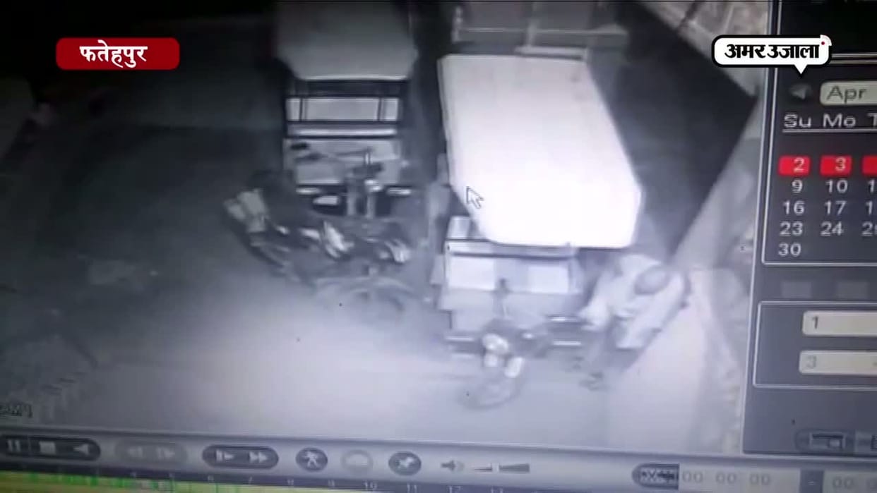 Breaking the lock of sleeping house and carrying two lakh goods