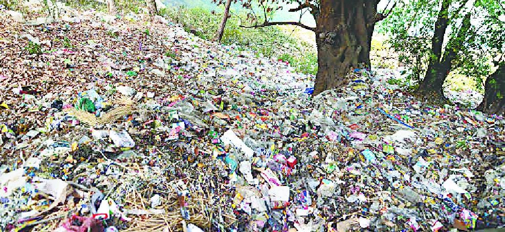 The way to the waste disposal of the river