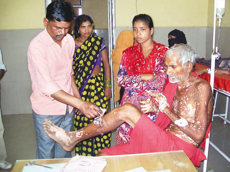 Khunas knocked on houses, five injured