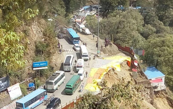 Shimla ISBT Road Opened for Traffic after Heavy LandSlide.