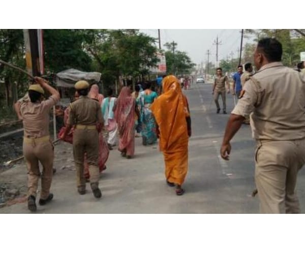 lathicharge on women in Lucknow.
