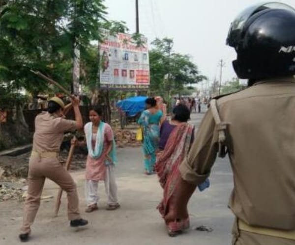 lathicharge on women in Lucknow.