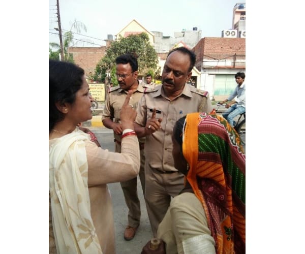 lathicharge on women in Lucknow.