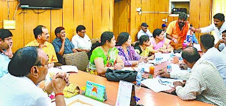 Executive Meeting Town commissioner on target