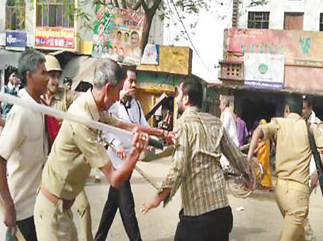 Police lathicharge after stone pelting