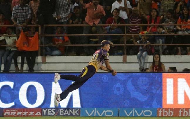 Trent Boult Amazing Fielding Against KKR in IPL 2017