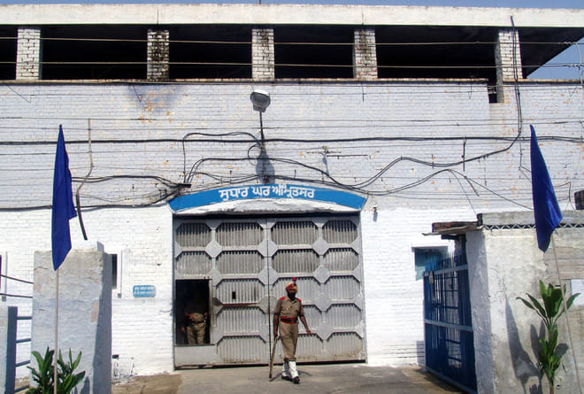 unique story of 10 years old girl heena prisoned in jail with mother, is she indian or pakistani