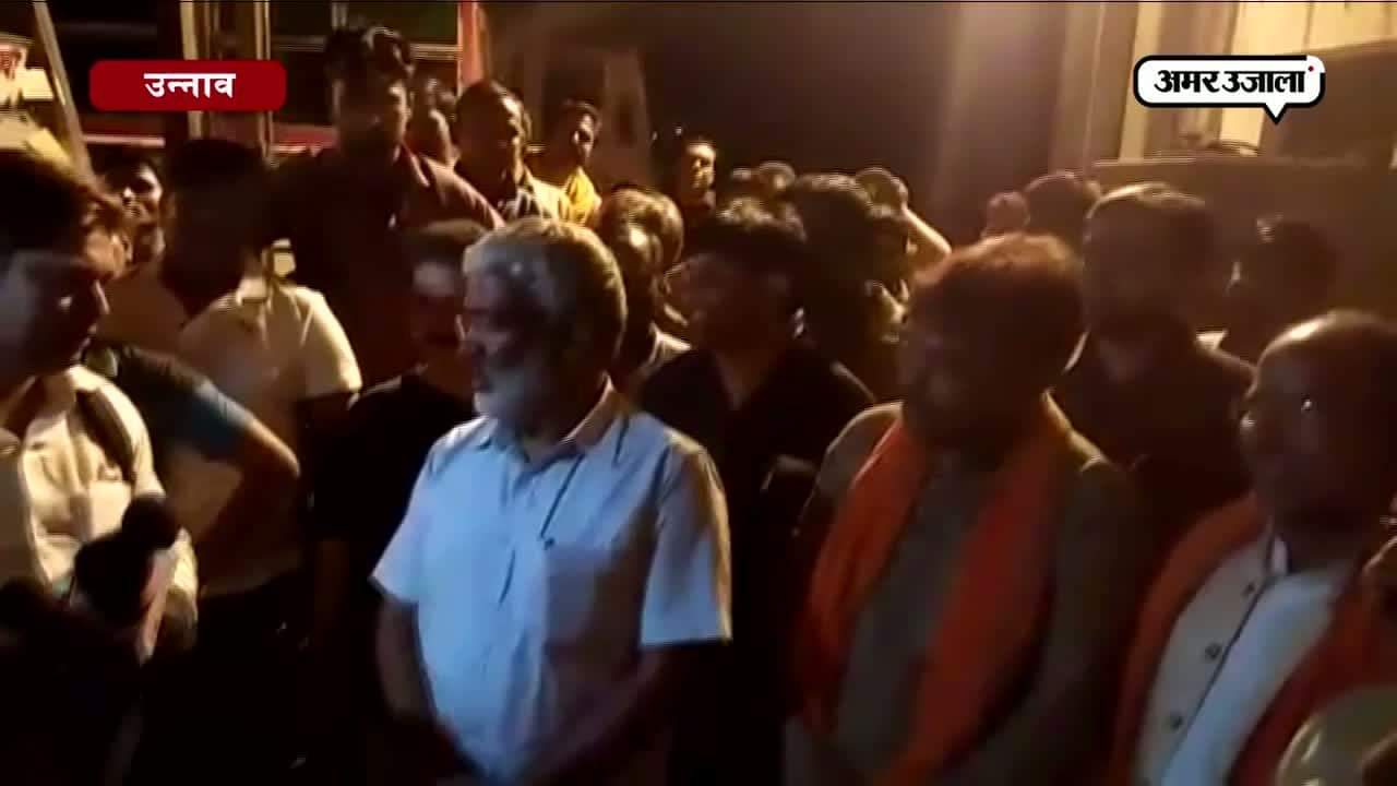 उन्नाव बस अड्डे पर परिवहन मंत्री स्वतंत्र देव सिंह का निरीक्षण