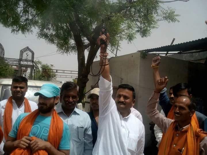 Protest in District Panchayat's meeting