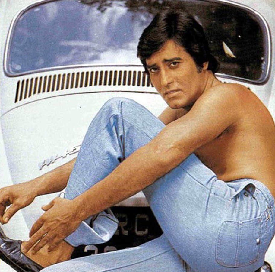 vinod khanna and madhuri dixit intimate scene in film dayavan