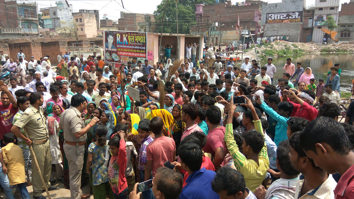 women burnt wine shop in uttarakhand