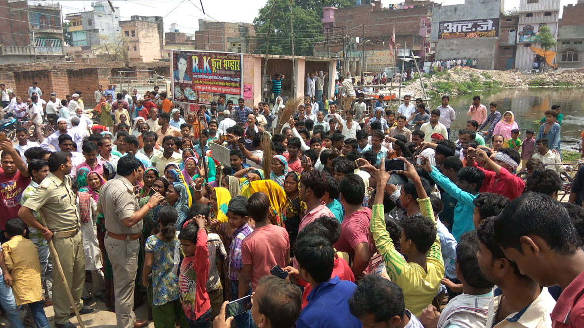 women burnt wine shop in uttarakhand