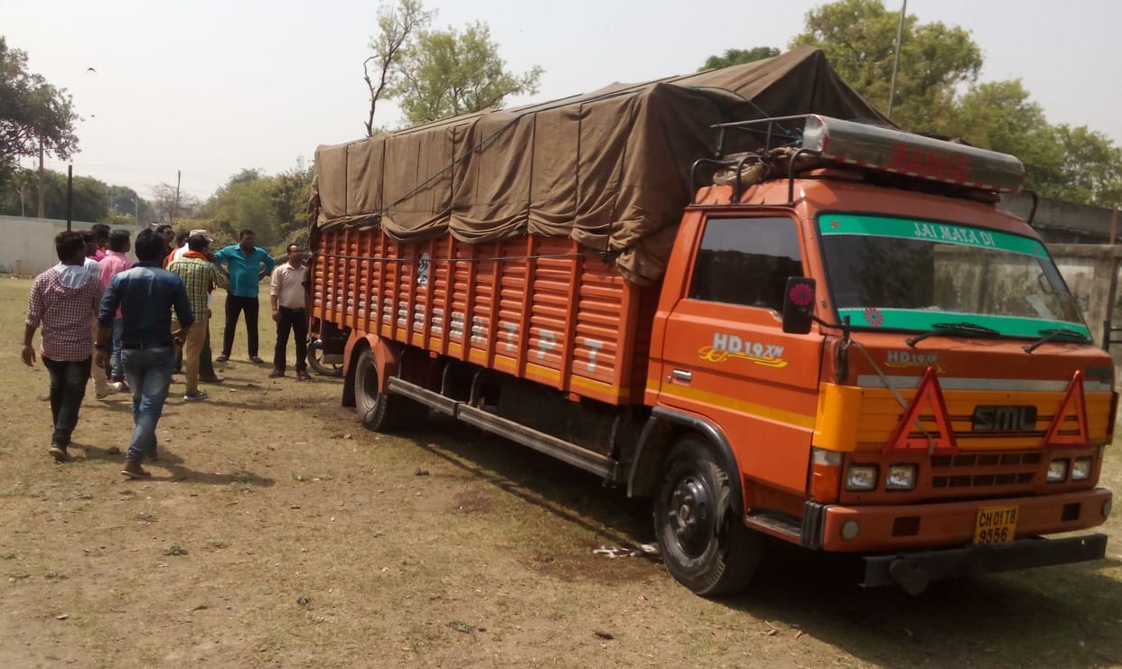 Workers of Hindu organizations caught the meat full of DCM