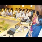 कलेक्ट्रेेट के गांधी सभागार मेें बैठक में बोलती डीएम सेल्वा कुमारी जे. 