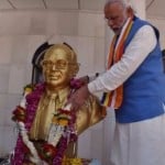 आंबेडकर की प्रतिमा पर माल्यार्पण करते मोदी।