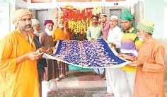urs mein jaayreen ne dargah par matha teka