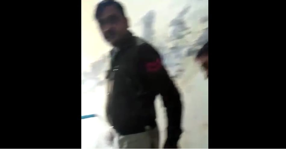 constable demanding bribe, video viral on social media