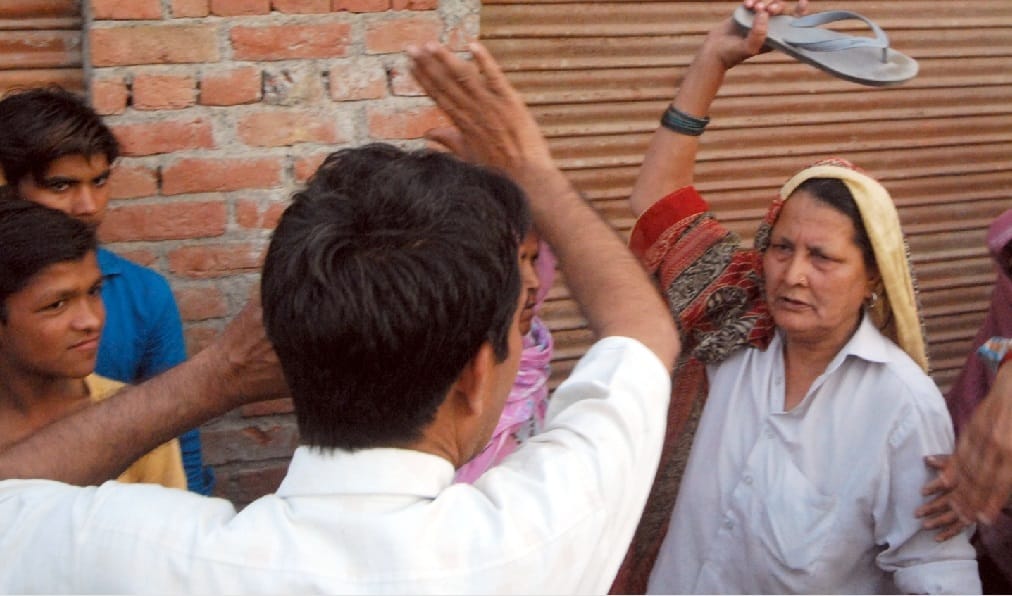 Ladies who reached the contract with sticks and sticks, beating from slippers, view Photos