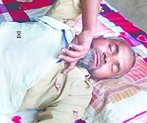 E-rickshaw, cash looted by drug addicts in cold drink