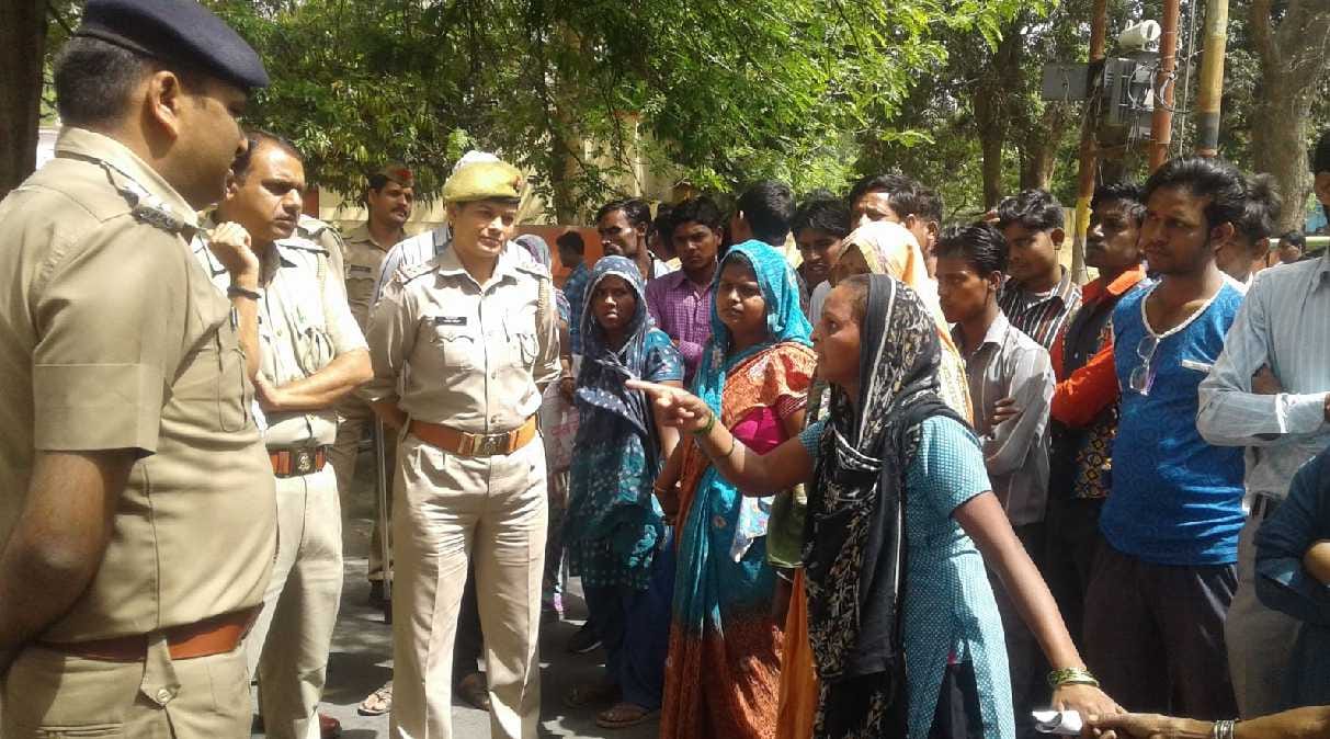 Demanded in front of DM housing, demolition in Wazirganj