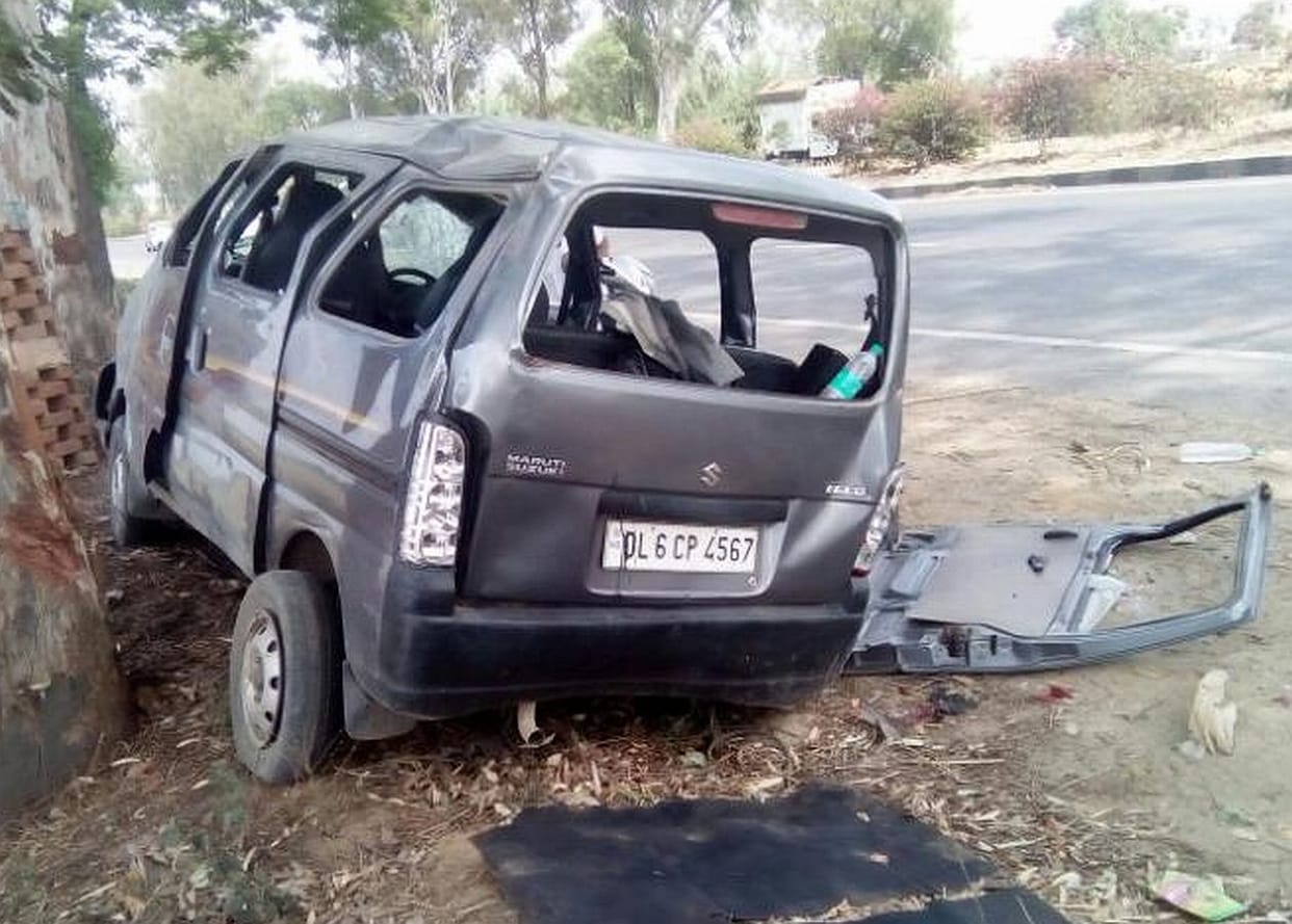 Road collapsed in roadside truck, one killed, seven wounded