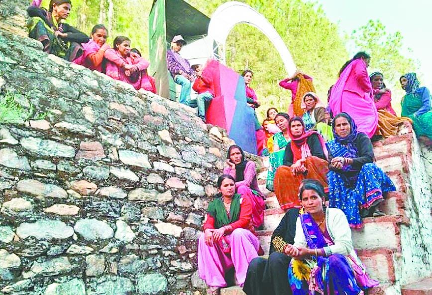 Women take out a procession and encircle the police station