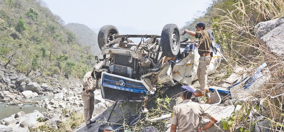  Tempo Traveller falls into Beas River, 15 Tourist injured.