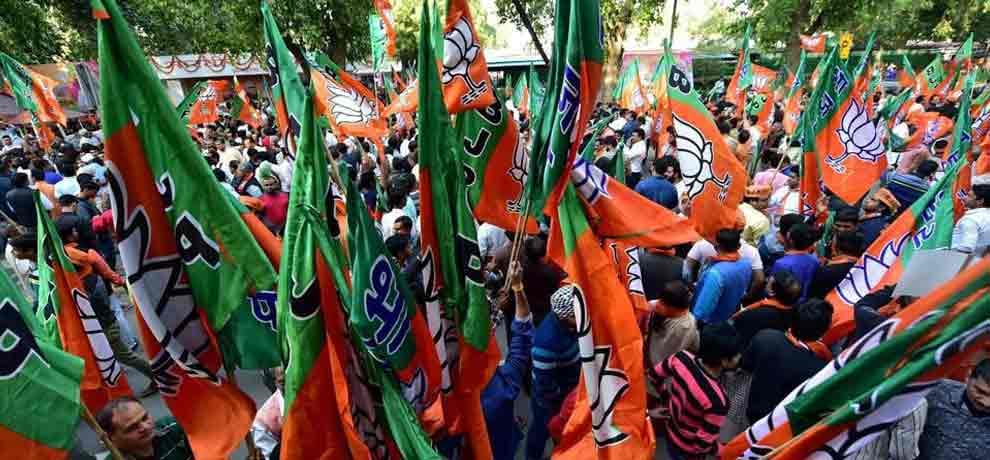 women brought for mcd election campaign from gurugram after make up in beauty parlours 