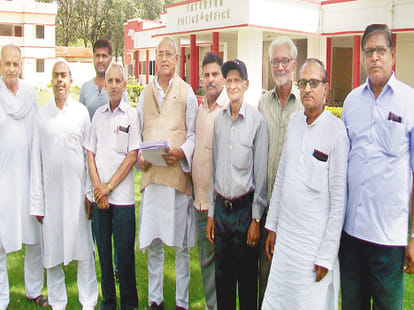 एसपी को ज्ञापन देकर वापस लौटते माध्यमिक शिक्षक संघ के पदाधिकारी