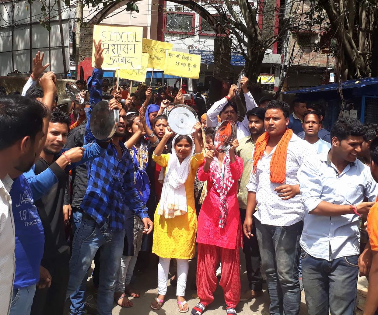 Factory workers drop off procession, closed