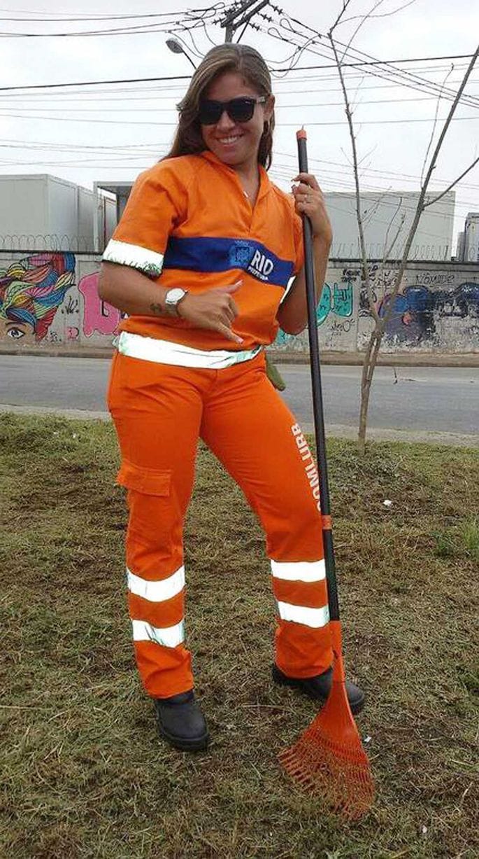 Brazilian street cleaner swamped with modelling offers