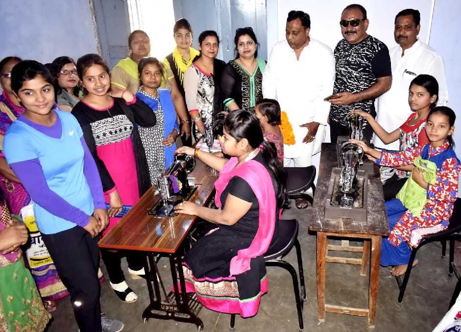 Schoolgirls learn sewing-embroidery initiative of self-employment