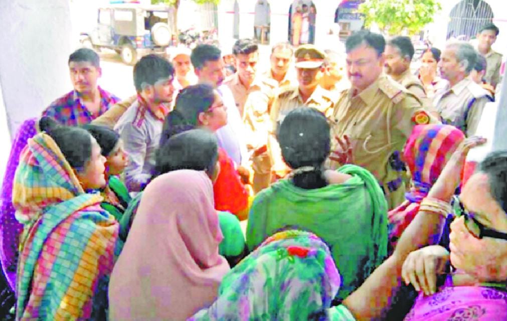 Angry ladies screwed up kotwali