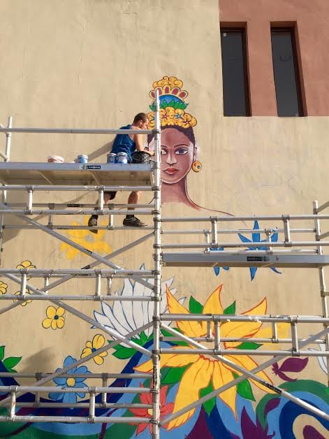Two foreign artists decorated metro stations with art
