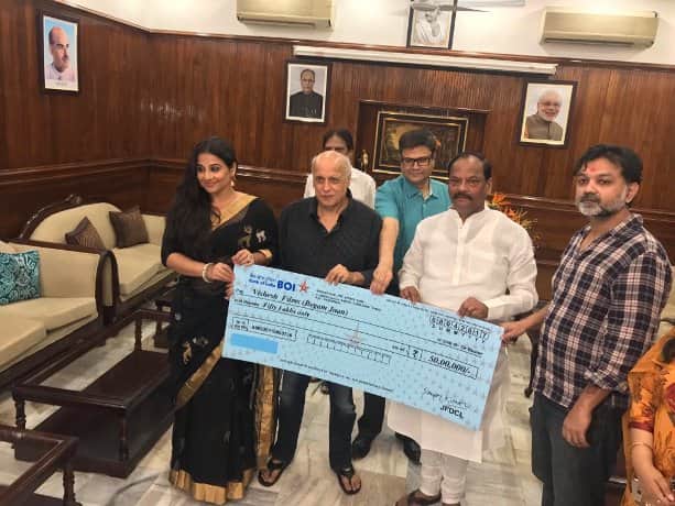 Jharkhand CM gives checks of Rs 50 lakh to 'Beguman' team 