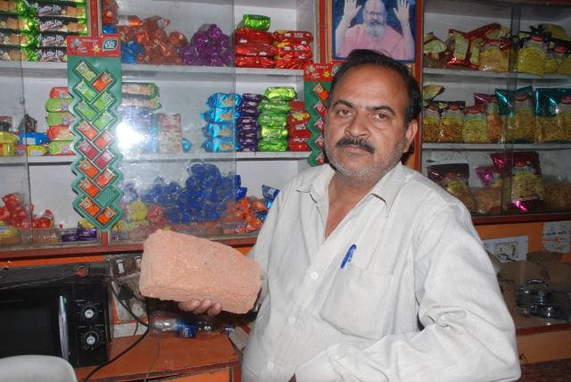 Break the lock of the sweet shop and steal