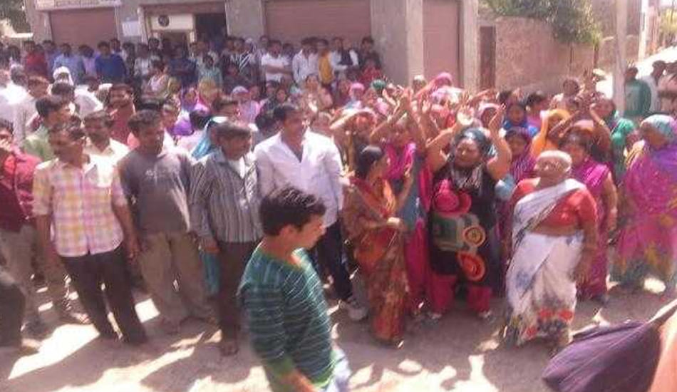 stone pelting on police during demolition liquor shop