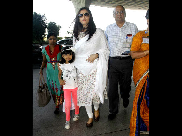 Aishwarya Rai Bachchan & Aaradhya Bachchan Visit A Temple Near Mangalore