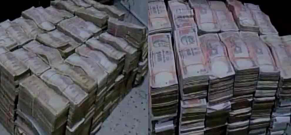 DRI recovered Rs. 15.75 cores in old currency notes in delhi