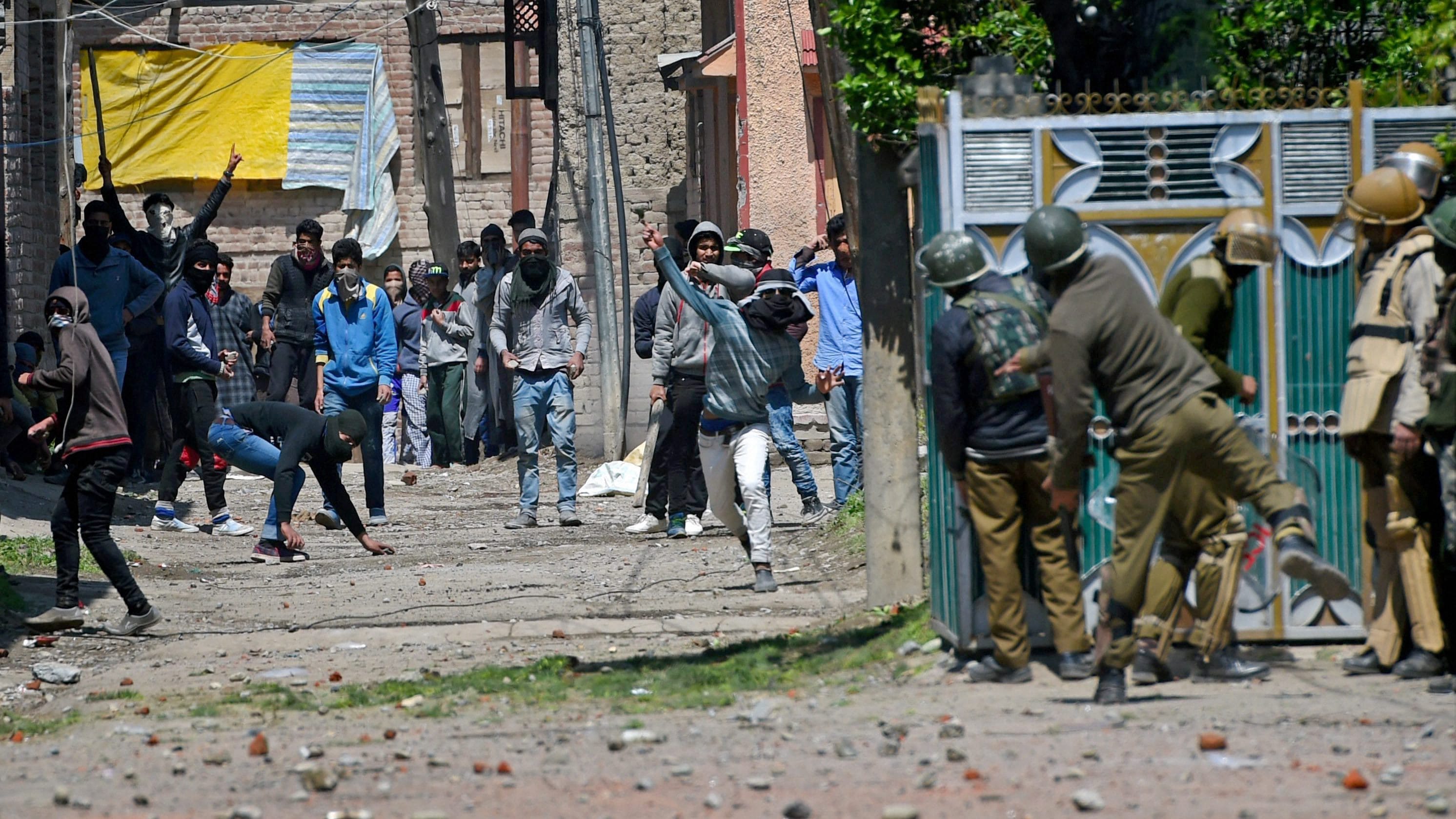 Massive violence in Srinagar bypoll, 6 killed, more than 150 injured