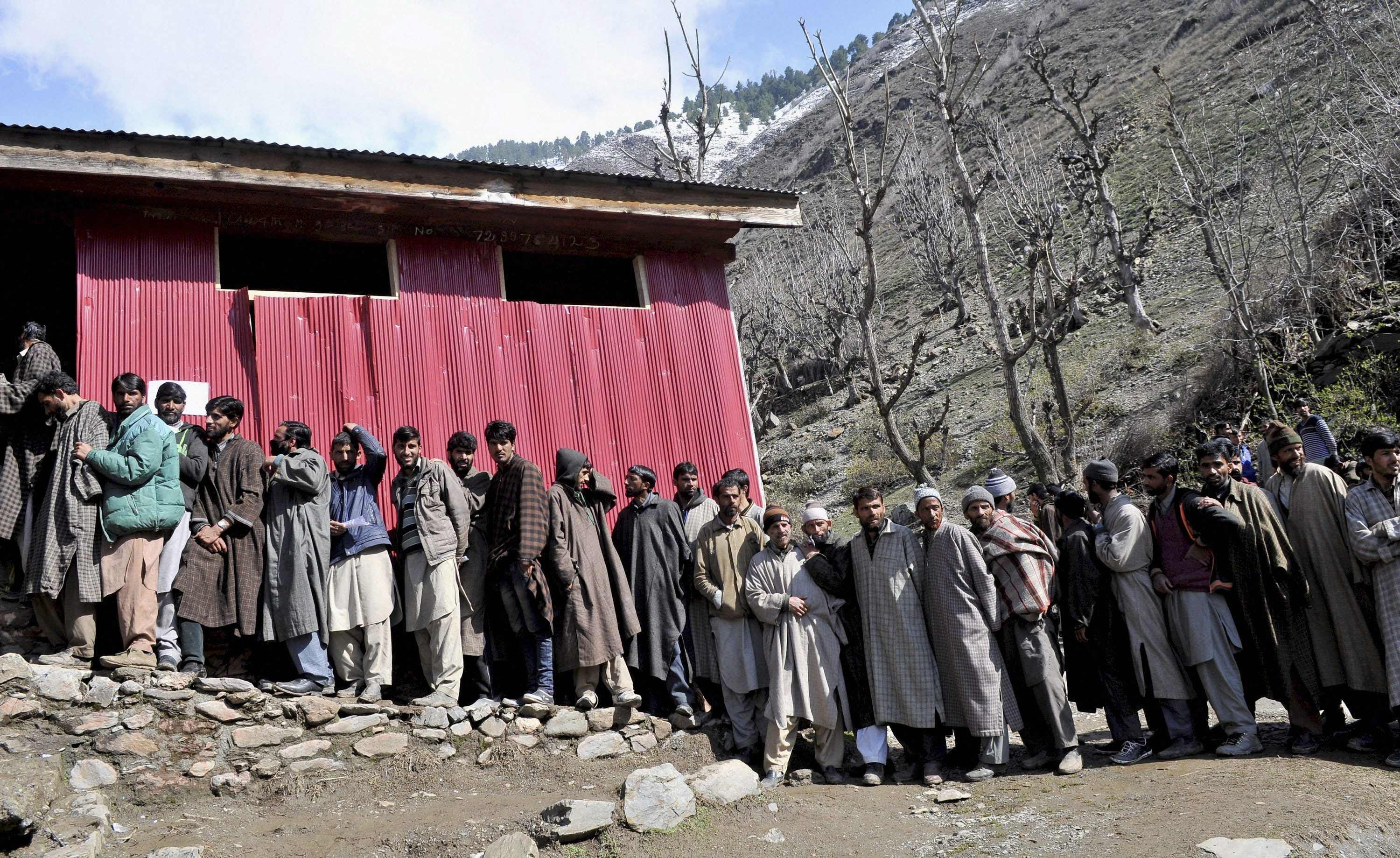 Massive violence in Srinagar bypoll, 6 killed, more than 150 injured