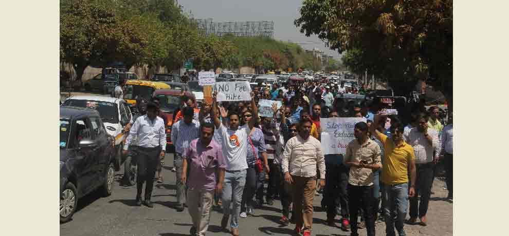 parents protest against fee hike in noida