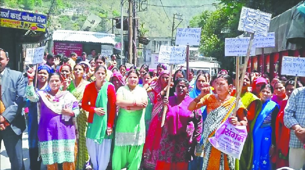 People protest against wine shops in uttarakhand