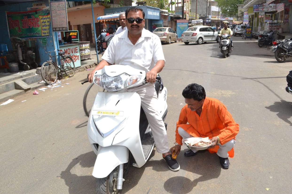 Public support mobilized by wearing boot polish and begging