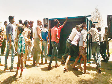 Khot reflex, broken liquor boxes